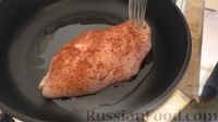 Фото приготовления рецепта: Салат-торт "Загадка" с курицей, помидорами и яичными блинчиками - шаг №3