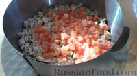 Фото приготовления рецепта: Салат-торт "Загадка" с курицей, помидорами и яичными блинчиками - шаг №12