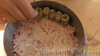 Фото приготовления рецепта: Салат-торт "Загадка" с курицей, помидорами и яичными блинчиками - шаг №15