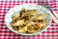 Фото к рецепту: Конкильони, фаршированные овощами, маслинами и сыром