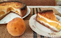 Фото к рецепту: Творожный пирог с персиками