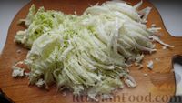 Фото приготовления рецепта: Салат из сайры с пекинской капустой - шаг №4