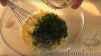 Фото приготовления рецепта: Салат-торт "Загадка" с курицей, помидорами и яичными блинчиками - шаг №5