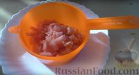 Фото приготовления рецепта: Салат-торт "Загадка" с курицей, помидорами и яичными блинчиками - шаг №11