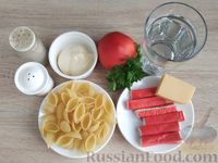 Фото приготовления рецепта: Салат с крабовыми палочками, макаронами и помидором - шаг №1
