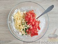 Фото приготовления рецепта: Салат с крабовыми палочками, макаронами и помидором - шаг №10