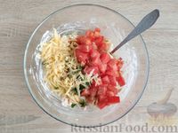 Фото приготовления рецепта: Салат с крабовыми палочками, макаронами и помидором - шаг №11