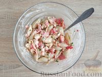 Фото приготовления рецепта: Салат с крабовыми палочками, макаронами и помидором - шаг №12