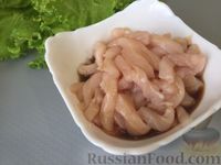 Фото приготовления рецепта: Салат из курицы с авокадо и лаймом - шаг №2