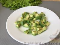Фото приготовления рецепта: Салат из курицы с авокадо и лаймом - шаг №4