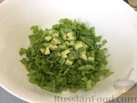 Фото приготовления рецепта: Салат из курицы с авокадо и лаймом - шаг №6