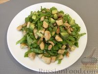 Фото приготовления рецепта: Салат из курицы с авокадо и лаймом - шаг №11