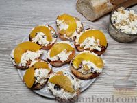 Фото к рецепту: Тосты с творогом и консервированными персиками