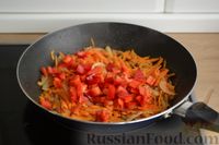 Фото приготовления рецепта: Жареный карп с соусом из помидоров и сладкого перца - шаг №9