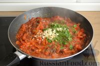 Фото приготовления рецепта: Жареный карп с соусом из помидоров и сладкого перца - шаг №12