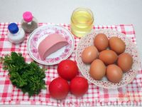 Фото приготовления рецепта: Яичный рулет с колбасой, помидорами и зеленью - шаг №1