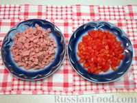 Фото приготовления рецепта: Яичный рулет с колбасой, помидорами и зеленью - шаг №2