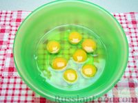 Фото приготовления рецепта: Яичный рулет с колбасой, помидорами и зеленью - шаг №4