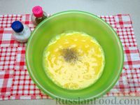 Фото приготовления рецепта: Яичный рулет с колбасой, помидорами и зеленью - шаг №5