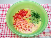 Фото приготовления рецепта: Яичный рулет с колбасой, помидорами и зеленью - шаг №6