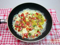 Фото приготовления рецепта: Яичный рулет с колбасой, помидорами и зеленью - шаг №8