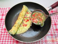 Фото приготовления рецепта: Яичный рулет с колбасой, помидорами и зеленью - шаг №10