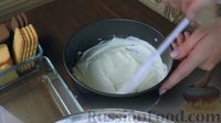 Фото приготовления рецепта: Сливочно-творожный торт из печенья (без выпечки) - шаг №6
