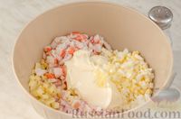 Фото приготовления рецепта: Новогодний салат с крабовыми палочками, ветчиной и сыром - шаг №9