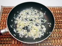 Фото приготовления рецепта: Сырный суп с фаршем и маринованными шампиньонами - шаг №3