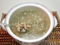 Фото приготовления рецепта: Сырный суп с фаршем и маринованными шампиньонами - шаг №6