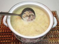 Фото приготовления рецепта: Сырный суп с фаршем и маринованными шампиньонами - шаг №8