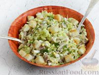 Фото к рецепту: Мясной салат с пекинской капустой, яйцами и сухариками