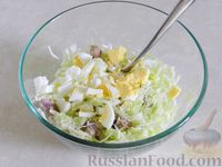 Фото приготовления рецепта: Мясной салат с пекинской капустой, яйцами и сухариками - шаг №8