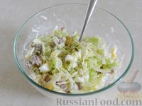 Фото приготовления рецепта: Мясной салат с пекинской капустой, яйцами и сухариками - шаг №9