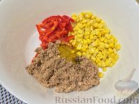 Фото приготовления рецепта: Салат из кукурузы и тунца - шаг №7