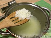 Фото приготовления рецепта: Английский куриный суп с рисом и сыром - шаг №5