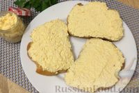 Фото приготовления рецепта: Бутерброды с плавленым сыром и чесноком - шаг №7