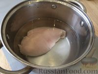 Фото приготовления рецепта: Салат "Курица на черносливе" - шаг №2