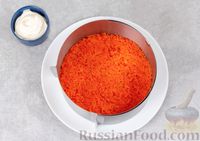 Фото приготовления рецепта: Слоёный салат с ветчиной, морковью, рисом и маринованными огурцами - шаг №7