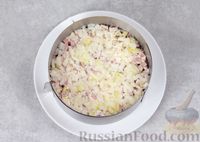 Фото приготовления рецепта: Слоёный салат с ветчиной, морковью, рисом и маринованными огурцами - шаг №11