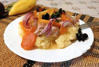 Фото к рецепту: Куриная грудка, запечённая с овощами, черносливом и курагой