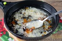 Фото приготовления рецепта: Куриный суп со сладким перцем, сосисками и консервированным горошком - шаг №3