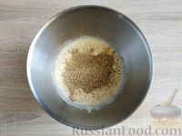 Фото приготовления рецепта: Ореховый кекс с шоколадной глазурью - шаг №7