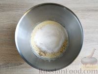 Фото приготовления рецепта: Ореховый кекс с шоколадной глазурью - шаг №8