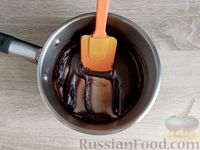 Фото приготовления рецепта: Ореховый кекс с шоколадной глазурью - шаг №15
