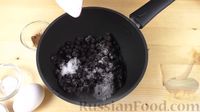 Фото приготовления рецепта: Картофельные клёцки с кокосовой стружкой и черничным соусом - шаг №2