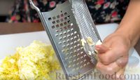 Фото приготовления рецепта: Куриный рулет с начинкой из сыра и варёных яиц - шаг №3