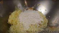 Фото приготовления рецепта: Картофельные клёцки с кокосовой стружкой и черничным соусом - шаг №5