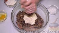 Фото приготовления рецепта: Омлет с кабачком, копчёными сосисками и помидором - шаг №12