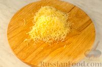 Фото приготовления рецепта: Омлет с пельменями, сыром и зеленью - шаг №8